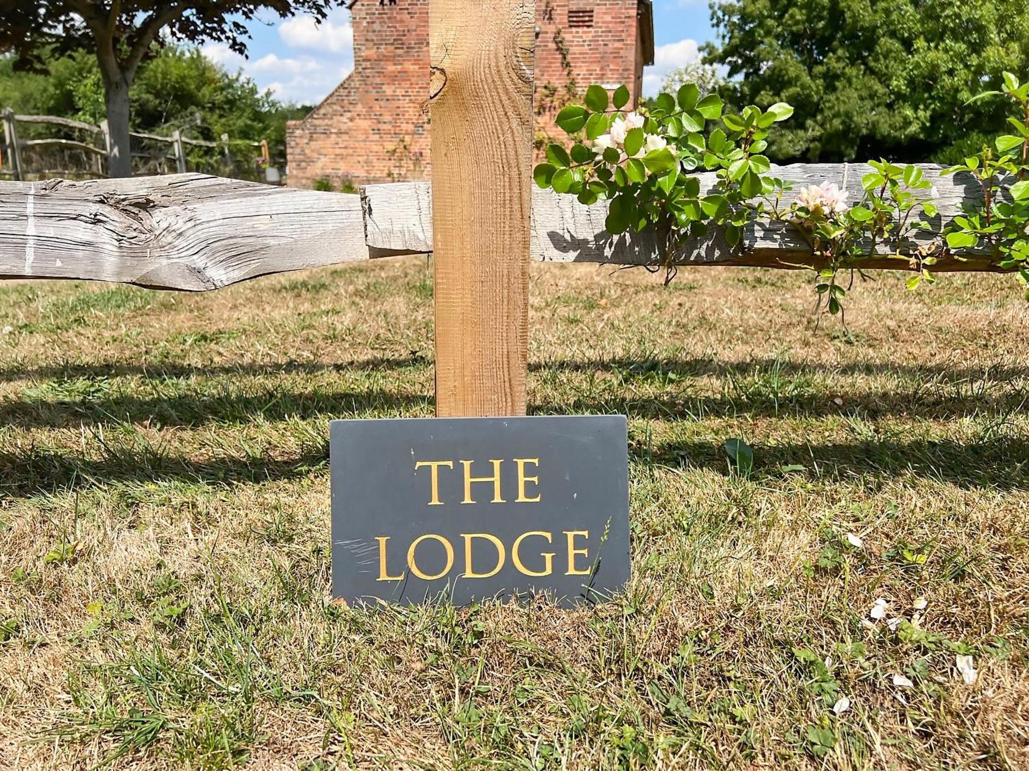 The Lodge Thakeham Exterior foto